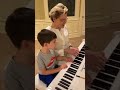 Елена Малышева играет с внуком на пианино