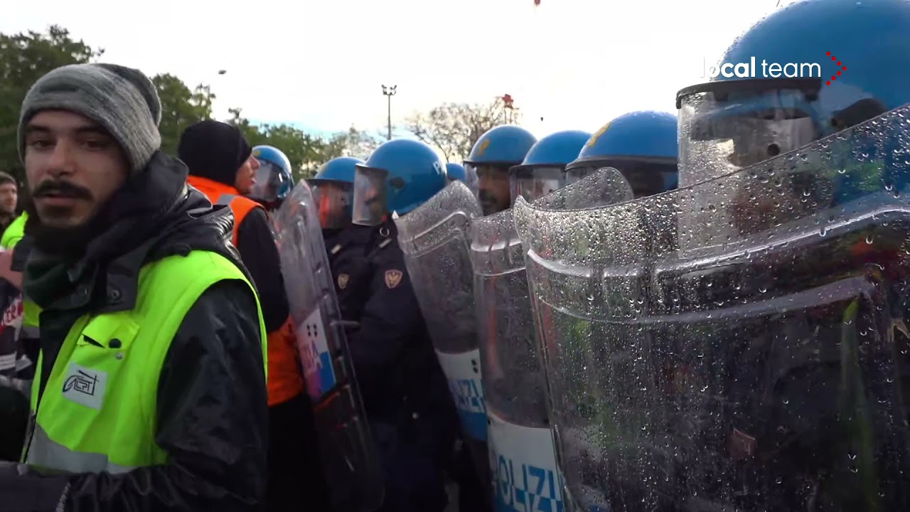Porto Trieste, idranti in azione: polizia tenta sgombero No Green Pass