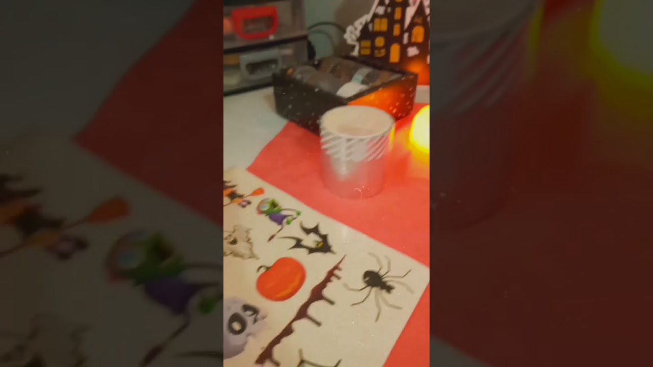Mesa de estudo montada com os itens da caixa box surpresa da papelaria Gôris Paper de #Halloween 🧡🎁
