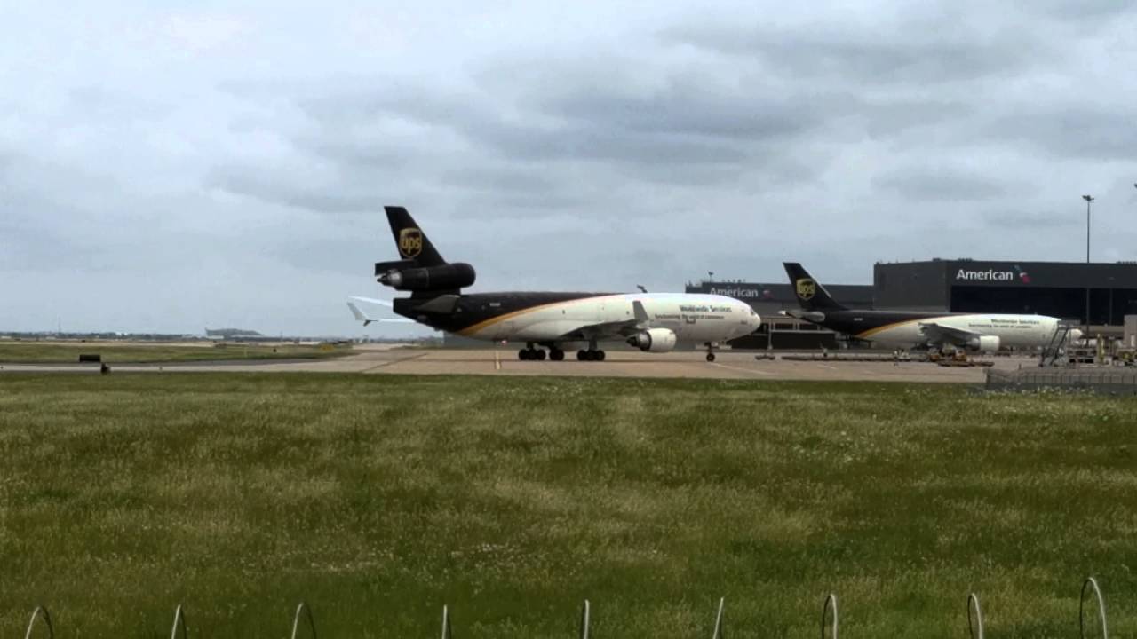 UPS MD-11 Taxiing - YouTube