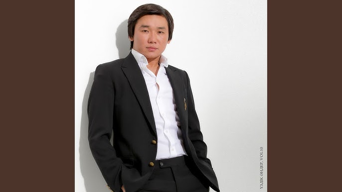 Күйеуі әйелінің қалай қақалып жатқанын бақылап отырады Жігіт қызды үйіне шайға шақырып, оны жыныстық қатынасқа түсуге көндірді.