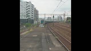 新子安駅で交差して入線します…ＪＲ京浜東北線【E233系1000番台】…