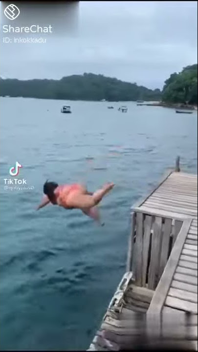 Seorang wanita gemuk mencoba berenang di kolam renang, itu sangat menyenangkan🤣🤣