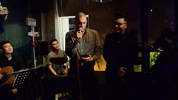 Hamlet Trương feat Stuart Fensom- Ai rồi cũng khác live @ Chợ Gạo