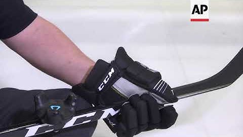 Hockey players train on virtual reality simulator