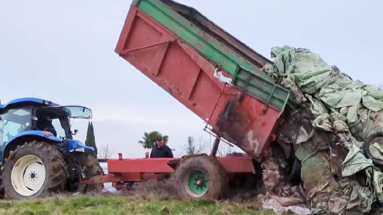Фермеры Франции выгрузили тонны мусора на железнодорожные пути и заблокировали шоссе в знак протеста