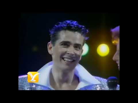 Watch the video for La voz