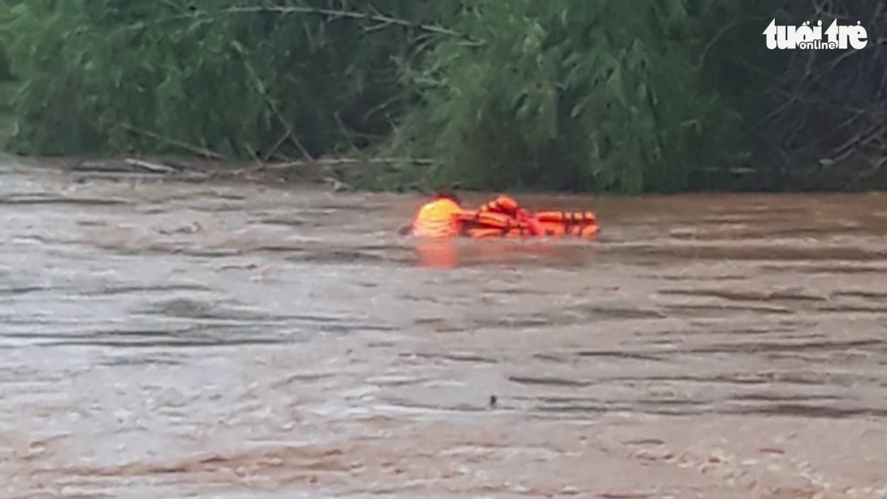 báo tuổi trẻ cười Bộ đội cứu hai người mắc đang bám trên cây trong lũ dữ ở Bình Phước