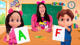 Maria Clara y JP Juegan a la Escuelita con sus Muñecos – Clase de Origami