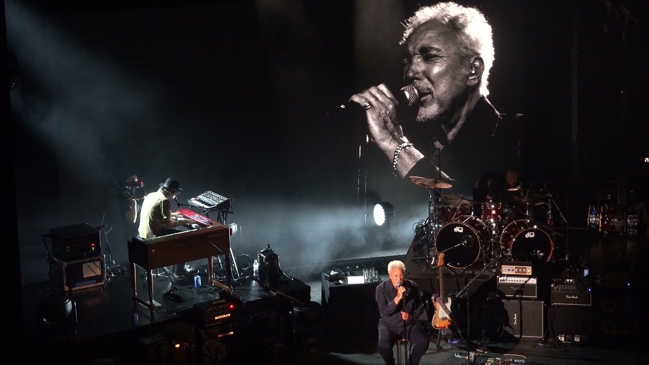 在 YouTube 上观看 Im Growing Old TOM JONES O2 Shepherds Bush EMPIRE London SONY RX100 VII 在 YouTube 上观看 Im Growing Old TOM JONES O2 Shepherds Bush EMPIRE London SONY RX100 VII