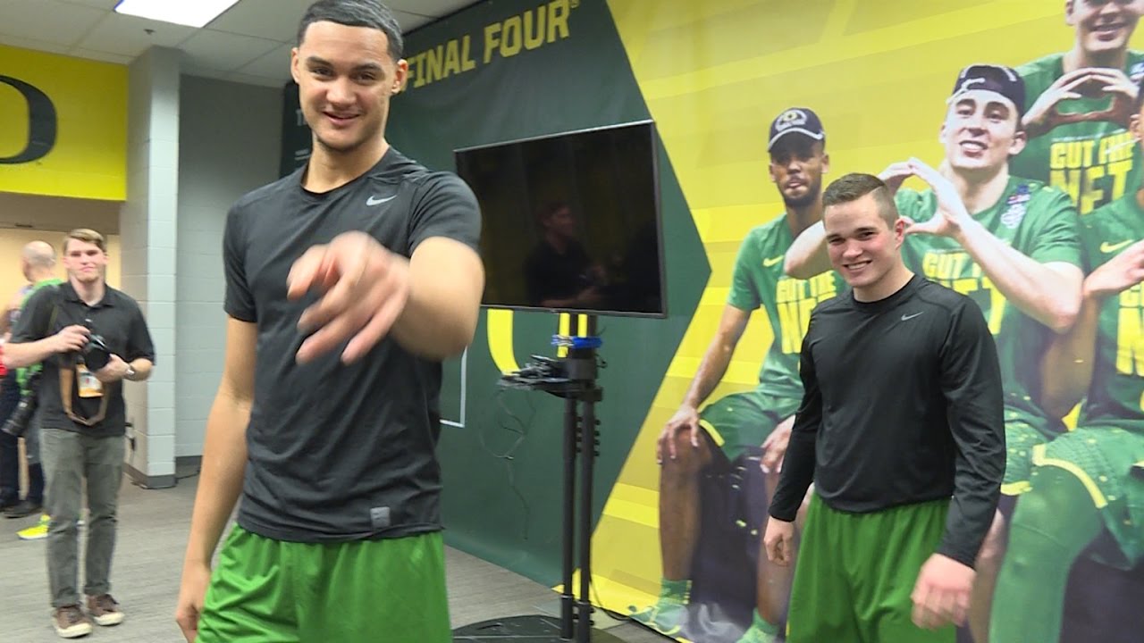Oregon's Keith Smith shares a great handshake with team manager