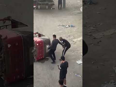 حرك التكتك مالته لان غرمه رجل المرور الله يعوضه 