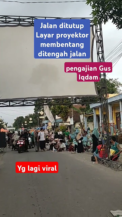 Geger Gedhen pondok Gus Iqdam Layar proyektor membentang ditengah jalan Pengajian Gus Iqdam
