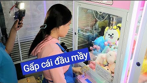 DIVA Cát Thy chơi trò gấp thú bông. Gấp không được nhưng được tặng.