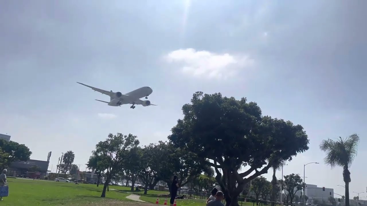 Los Angeles国際空港　　UA33. Boeing 787-9 Dreamliner.