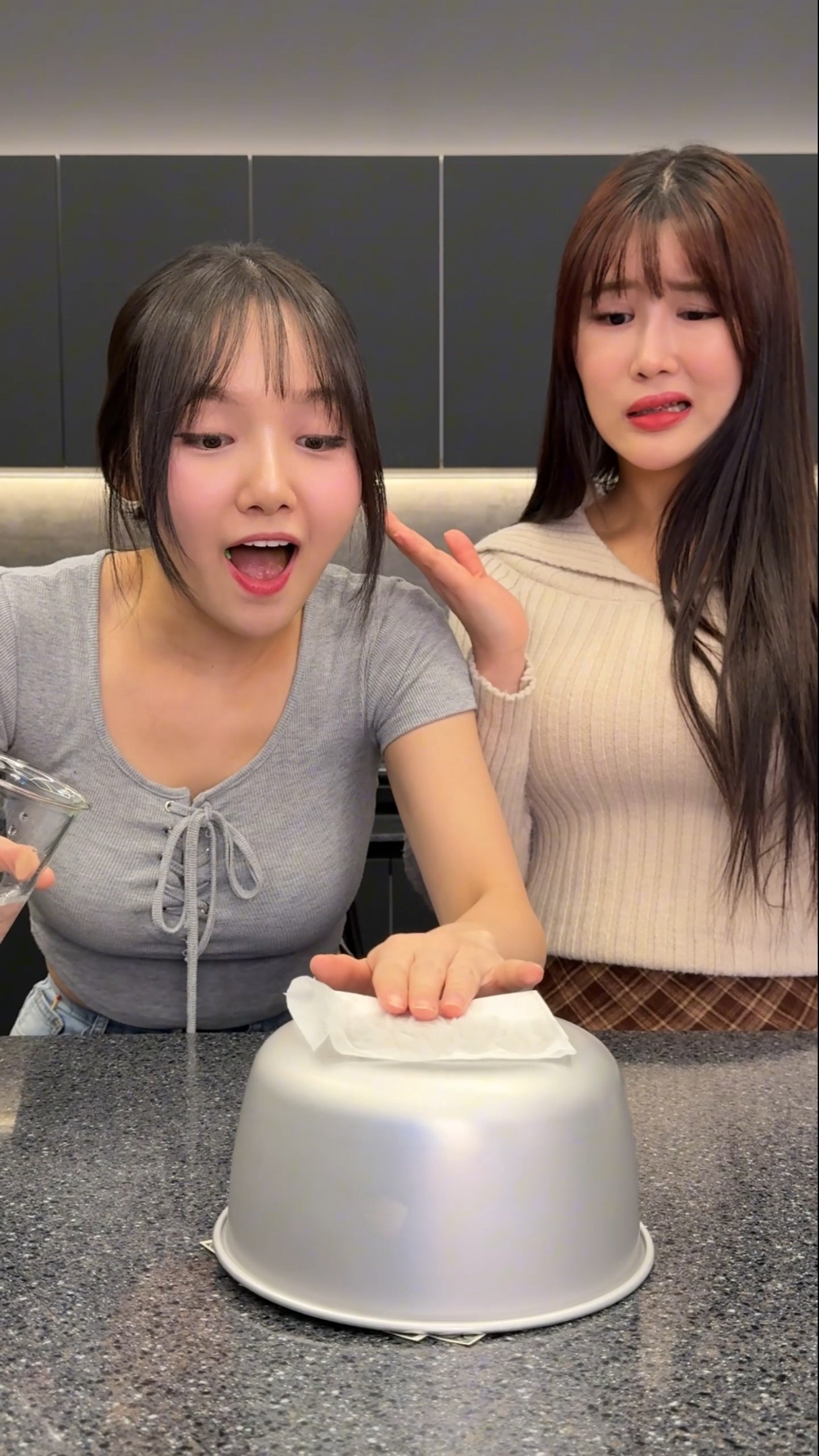 냄비를 들어 올리는 방법