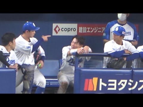代打や守備での途中出場が続く高橋周平、出番前に味谷にキャッチボールをお願い (2023/04/21)