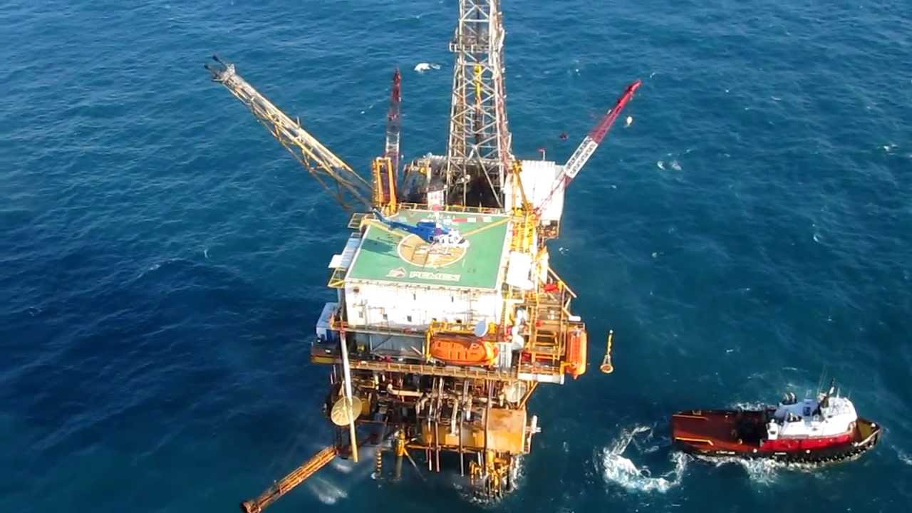 Chopper leaves Pemex oil platform in GoM - YouTube