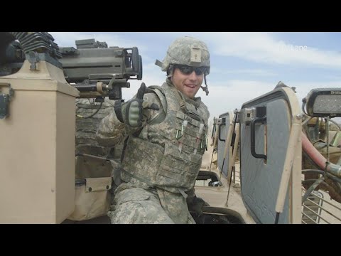 Video: Zranený vojak a vojenský pes znovuzjednotenie po prijatí fialové srdce