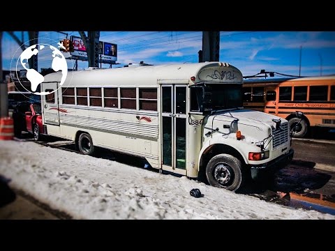 Video: Daniel En Zijn 4 Busgenoten Leven Het Vanlife In Een Omgebouwde Bus In Manhattan, NYC