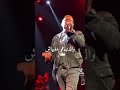 شوفو عمرو دياب بيغني الجو جميل علي المسرح