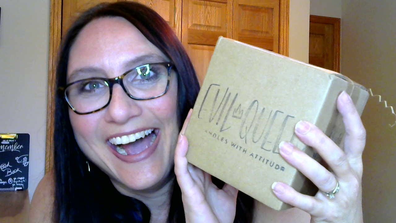 Evil Queen Candle Subscription Unboxing / Candles for a Bookish life