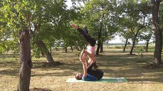 Acroyoga - POP - Straddle Bat - Star