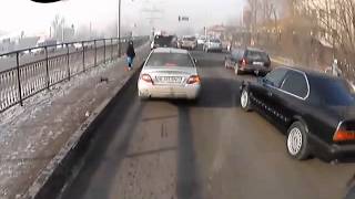 Алматы. Попрошайка на дороге 20150130 1030