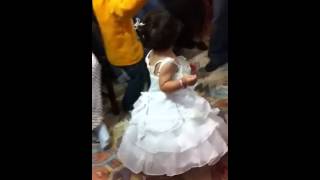 Asya Doğum Gününde Oynuyor