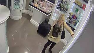 В магазине Ялты под прицелом видеокамер девушка украла духи