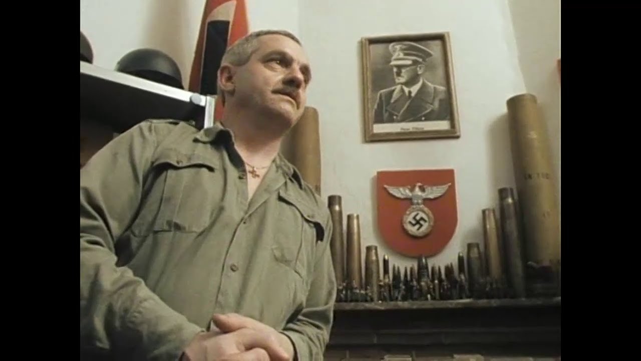 Strip Tease  - Hitler, connais bien !