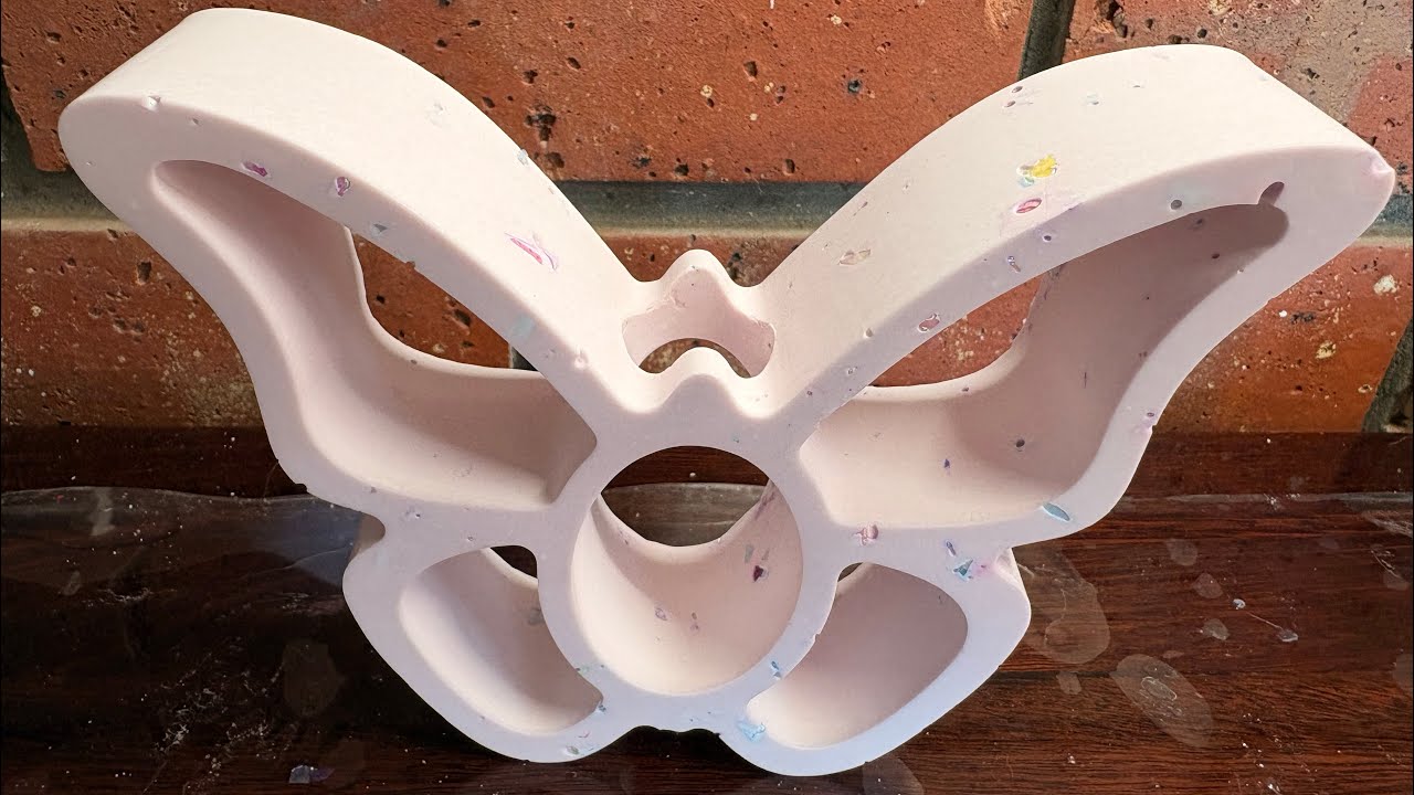 Моя первая бабочка из эко-смолы, которую я выберу в 2026 году, получилась великолепной, бледно-фи...