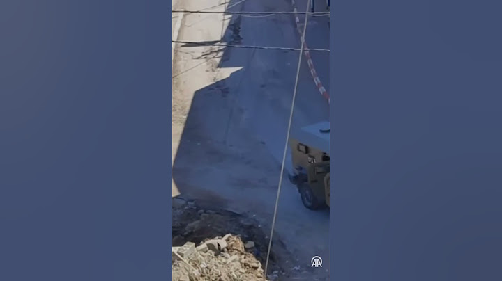 İsrail askerleri Batı Şeria'da Filistin bayrağını ateş ederek indirmeye çalıştı