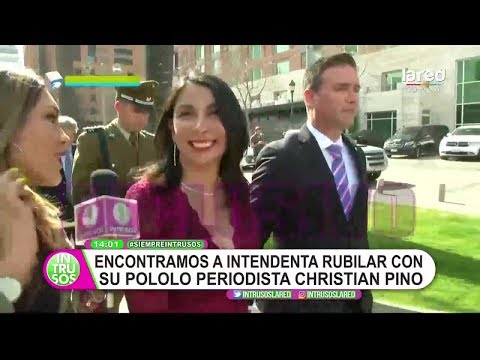 Captamos el romance de periodista chileno con Karla Rubilar