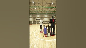 FIRST human vs. robot matchup in hoops HISTORY 🤖🏀 (via lethalshooter, redbull/IG)