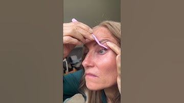 Showing my mum how to apply natural looking lash extensions in 5 minutes!  #diylashes #eyelashes