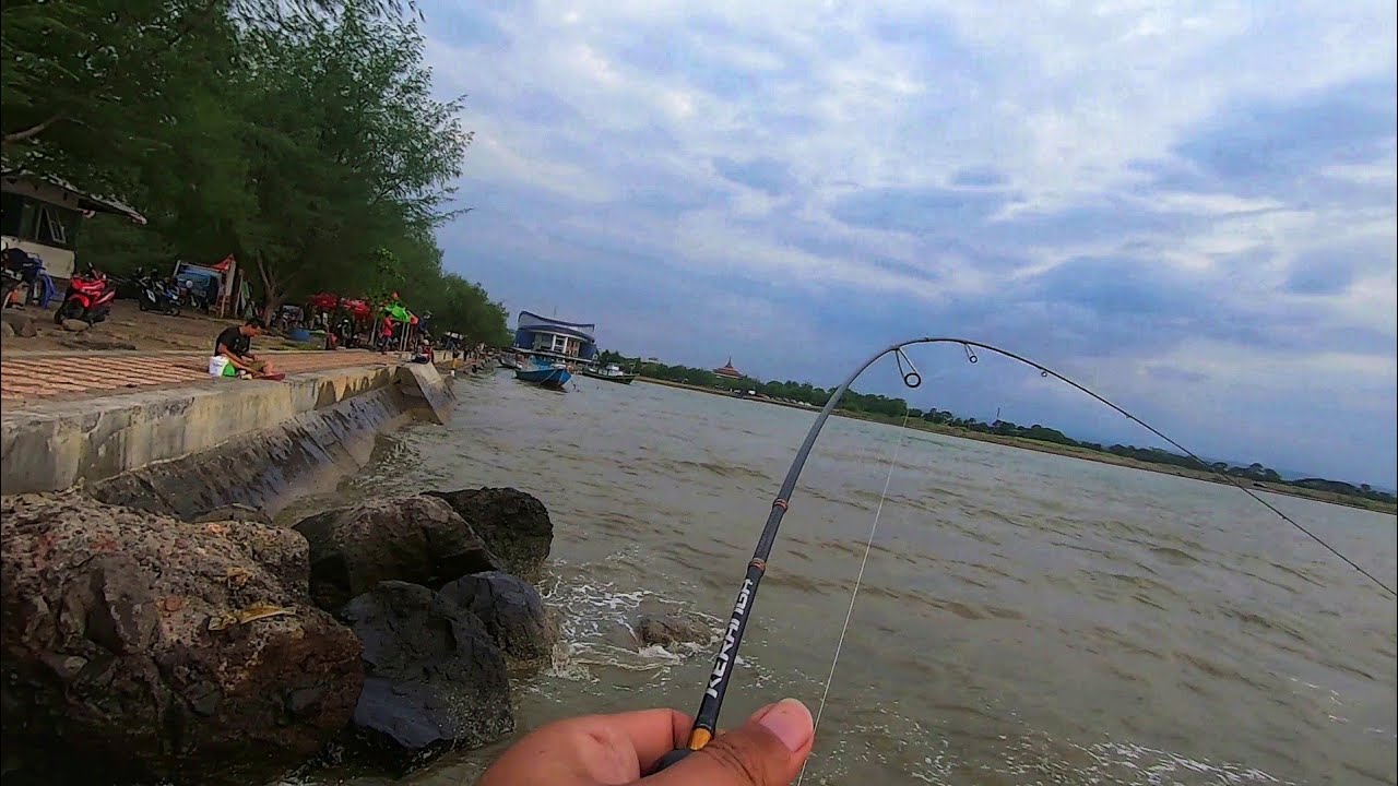 Mancing Casting di Pantai MARINA