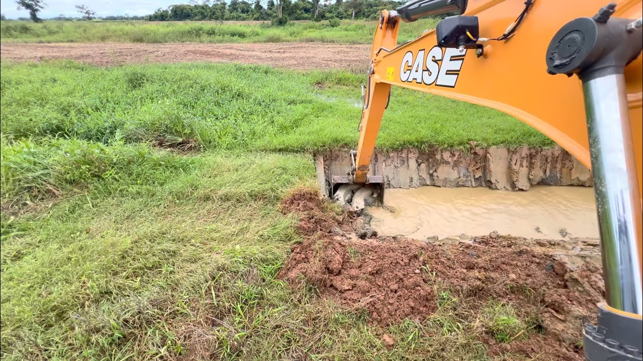 Cavando BURACO para ATERRAR O LUGAR BAIXO QUE ESTÁ CHEIO DE ÁGUA 🌊 Escavadeira hidráulica 
