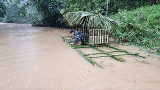 Build a survival shelter on the river to search for food and cook during the rainy and flood season