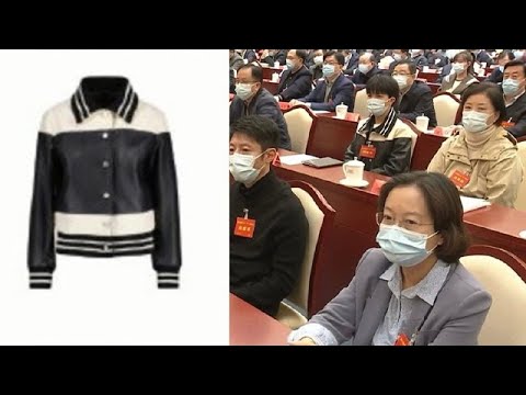 3月24日周深进京参会所穿的皮夹克品牌是GANT，售价7420元；撒贝宁旁边是雷佳音，也参加微博之夜，估计会和周深结伴去上海