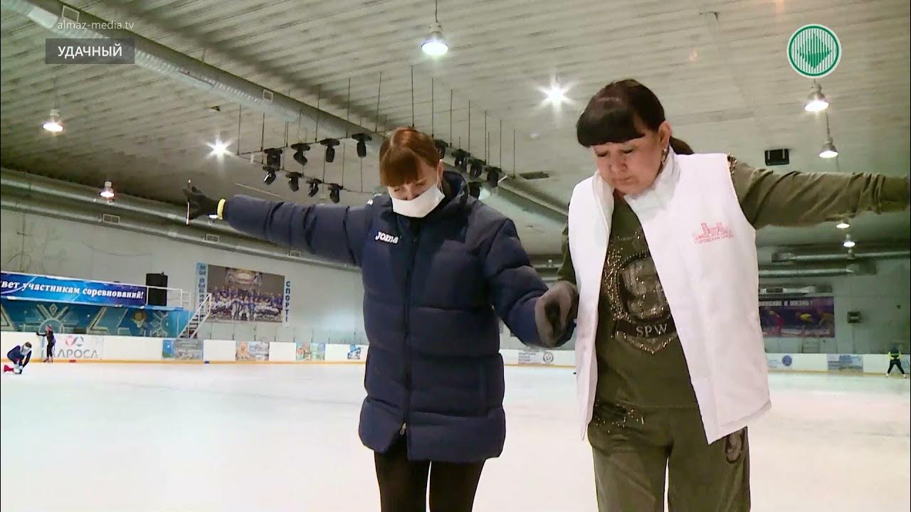 судейство в фигурном катании. лед фигурное катание. хоккеист и фигуристка. хоккеист и фигуристка. коньки profy next.