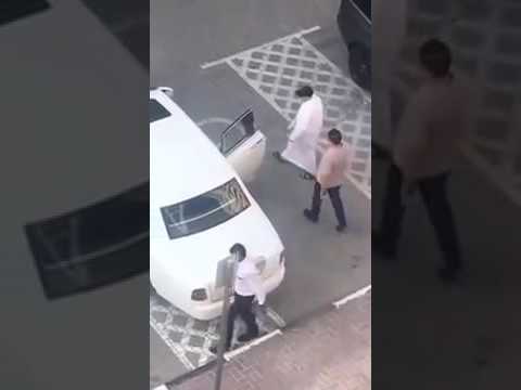 الهندي الي اشترى اللوحة ب33 مليون واقف في موقف معاقين