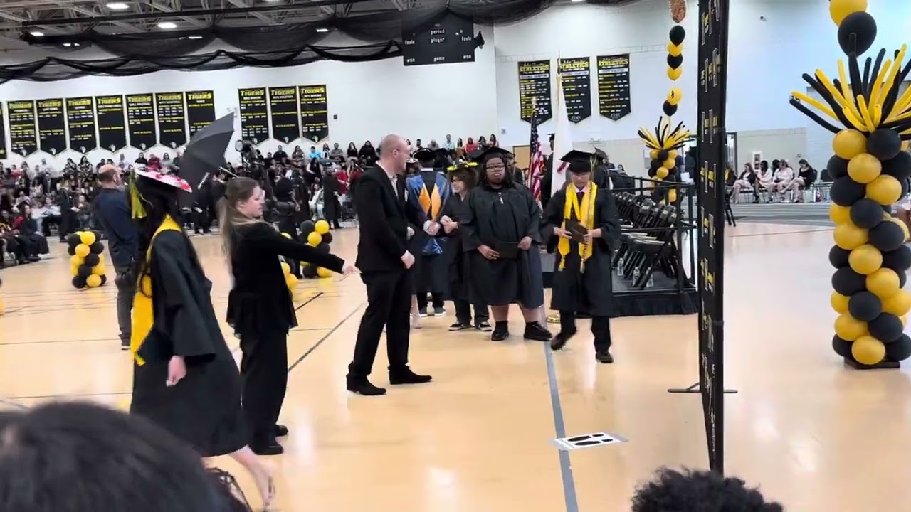 Joliet West High School Class Of 2025 🧑‍🎓 👩‍🎓 👨‍🎓Graduación 05👨🏻‍🎓24👨🏻‍🎓2025