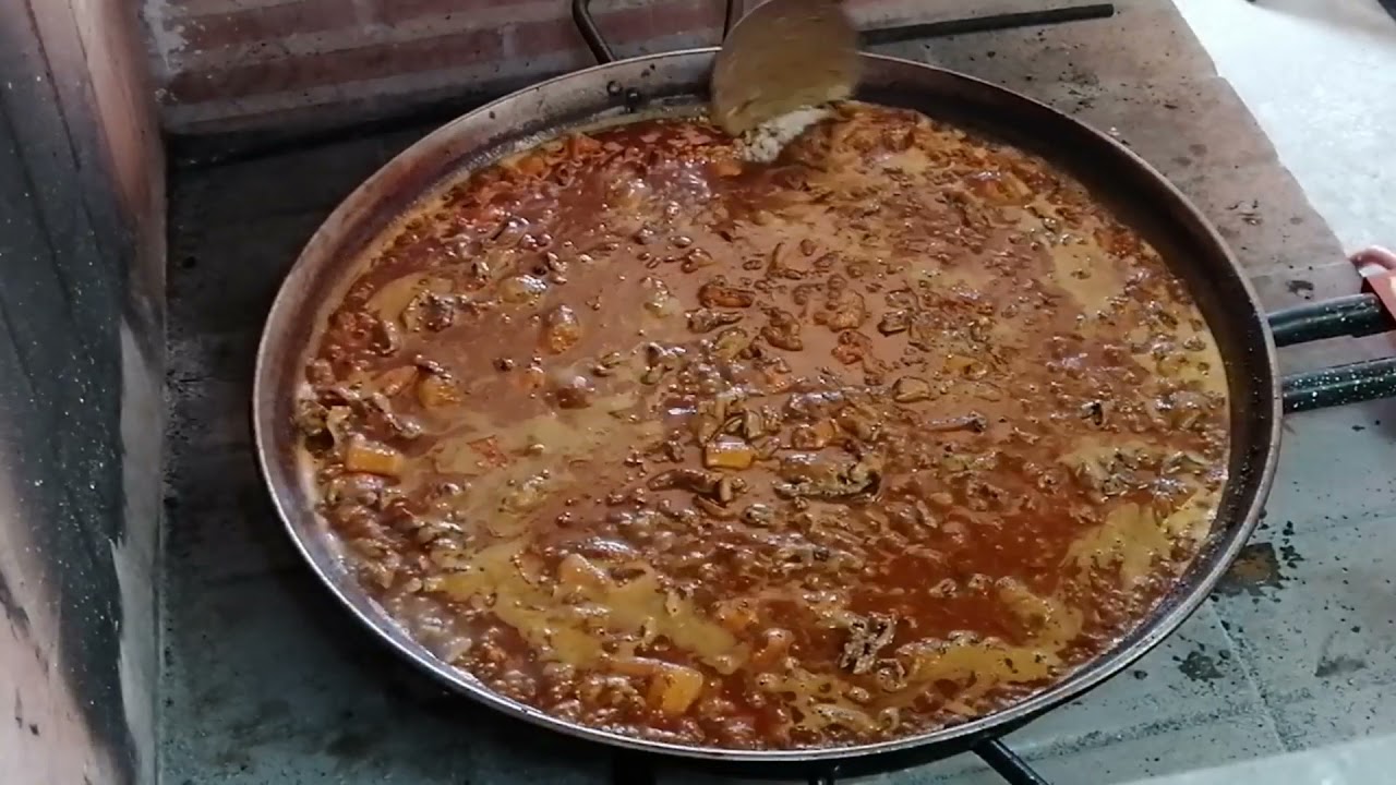 Paella de calamares, sepia y trocitos de pescado.