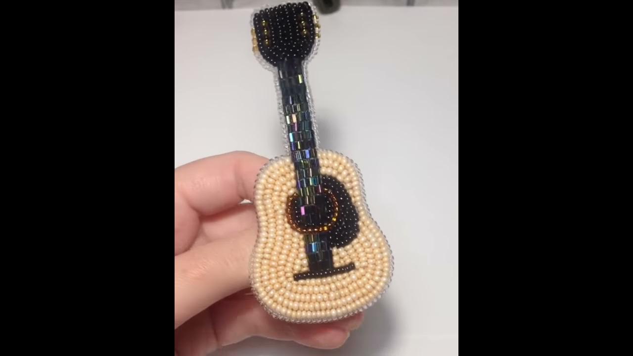 Брошь гитара из бисера