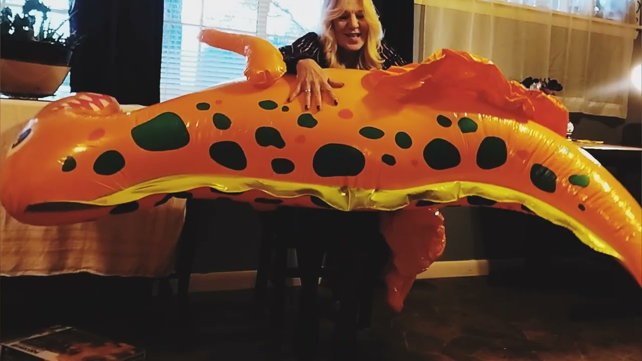 Новый надувной динозавр