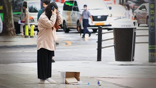 짐을 떨어뜨린 임산부를 발견한다면?
