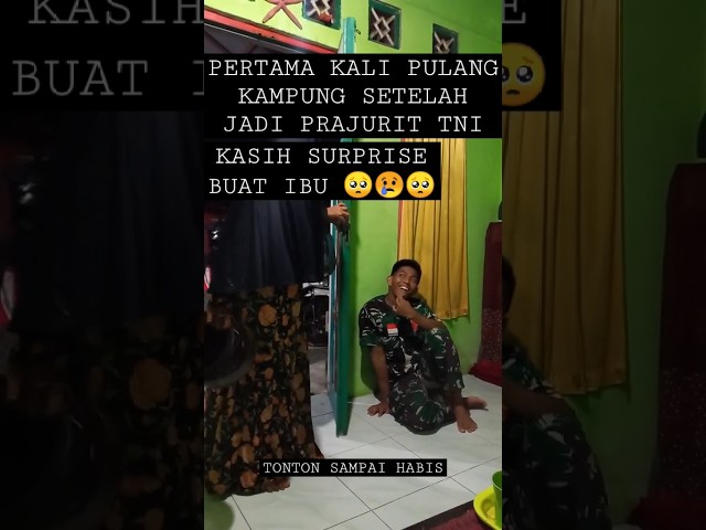 prajurit TNI pulang ke rumah tanpa sepengetahuan ibunya ‼️#tni #ibu #surprise #pulkam #shorts class=