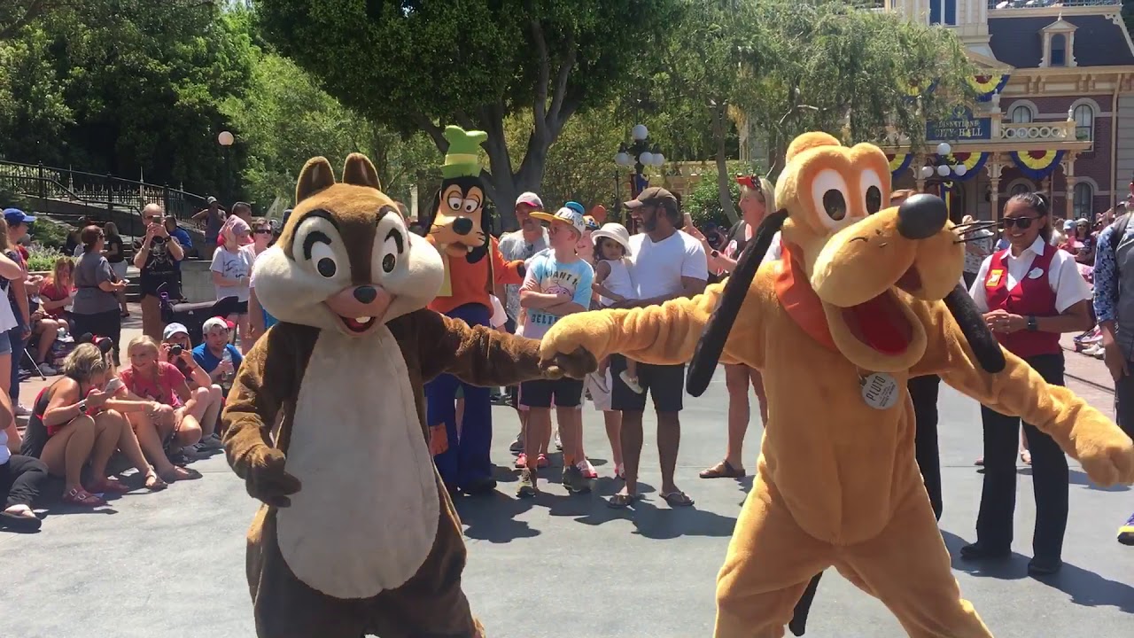SUPER FUN DANCE Contest W/ Donald, Goofy, Pluto and Chip! // Disneyland