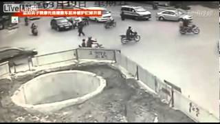 Ölmek İçin Elinden Geleni Yapan Scooter Sürücüsü video izle   Komedi   Mynet   Video Resimi